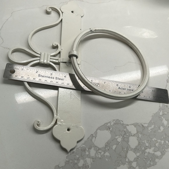 Vintage Cream Coloured Metal Painted Wrought Iron Towel Holder With Ring - Picture 9 of 11